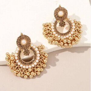 Beautiful Boho Romantic Beaded Pearl & Crystal Post Earrings in Gold, NWT